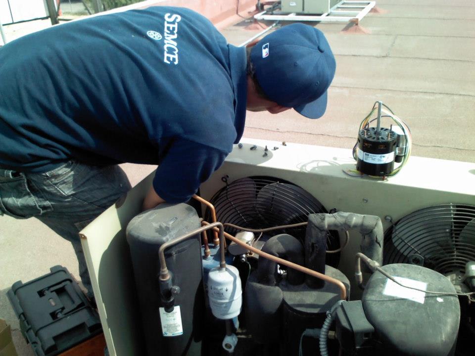 Imagen de reparacion de una camara de un aire acondicionado