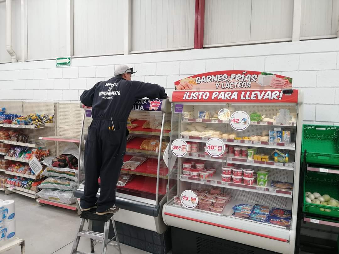 Imagen de una reparación de una vitrina comercial